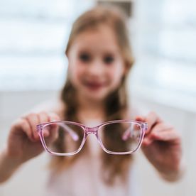 niña con gafas