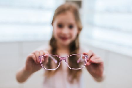 niña con gafas