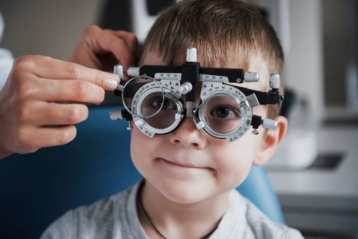 niño recibiendo prueba 